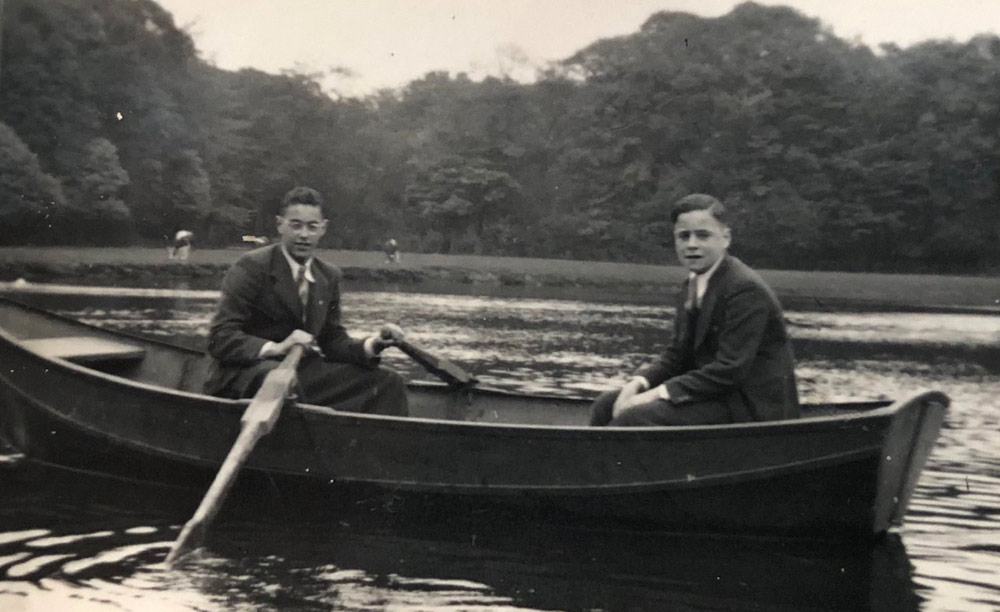 Dik Speijer and Loet Velmans rowing a boat on lake