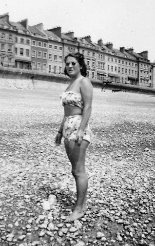 Florence Nunn on beach at Hastings