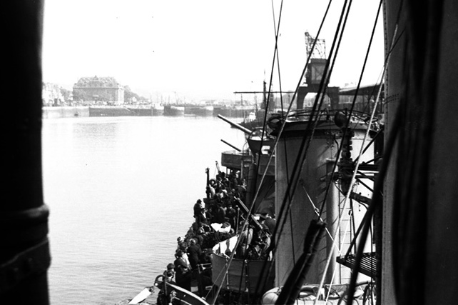 HMS Venomous leaving Boulogne on the 22 May 1940