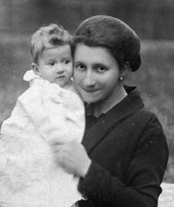 Elfrieda Munzer with her Mother, 1920