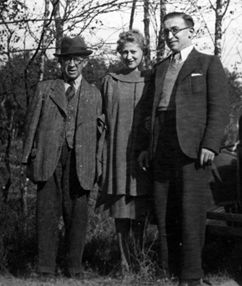 Kurt and Frieda Munzer with Kurt's father, 1938