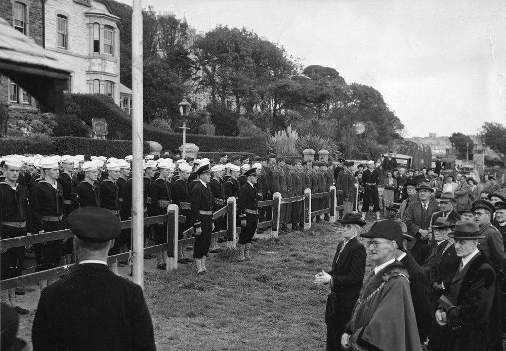 CO of US Navy presents bus shelter to Myor of Falmouth, July 1945