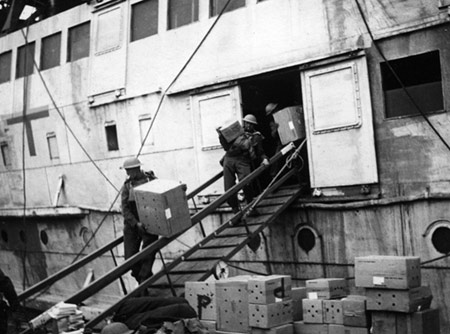 Unloading Mona Queen at Boulogne