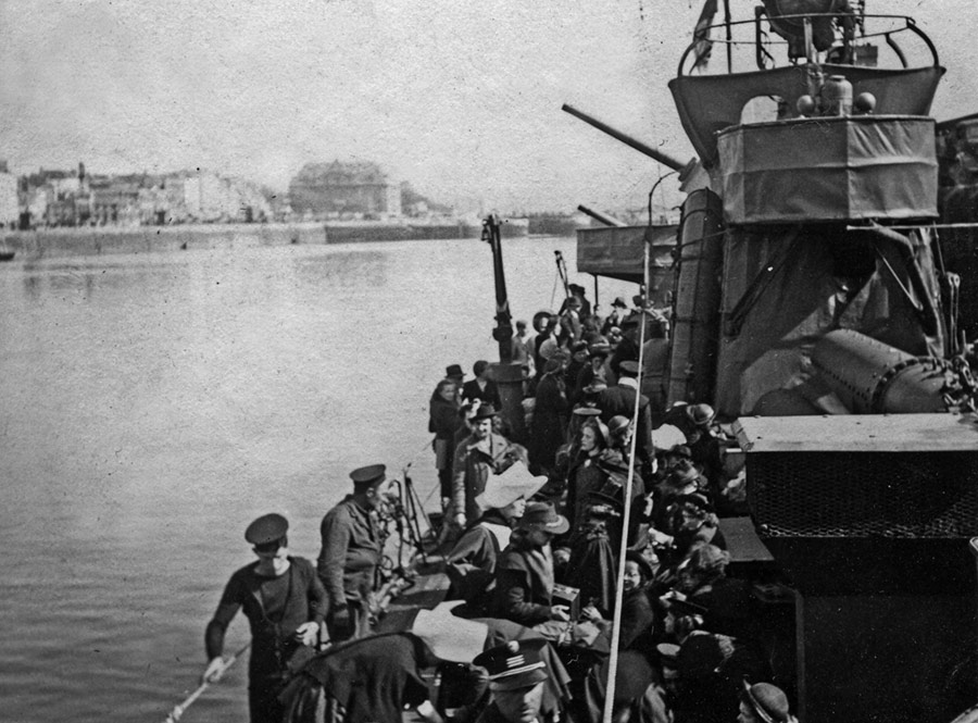 HMS Venomous leaving Boulogne on 22 May 1940