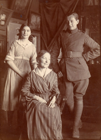 Tom Sarginson in uniform of the RFC with his Aunt Marie and cousin Suzanne in Paris