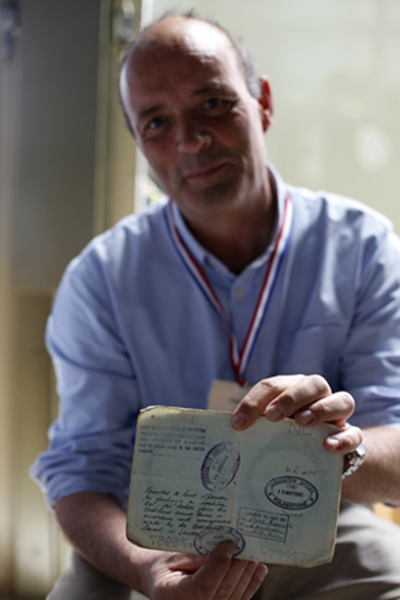 The son of Lou Meijers with his father's passport