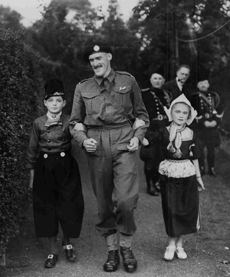Marien de Jonge with Dutch children on the 10 May 1941, anniversary of the German invasion of the Netherlands